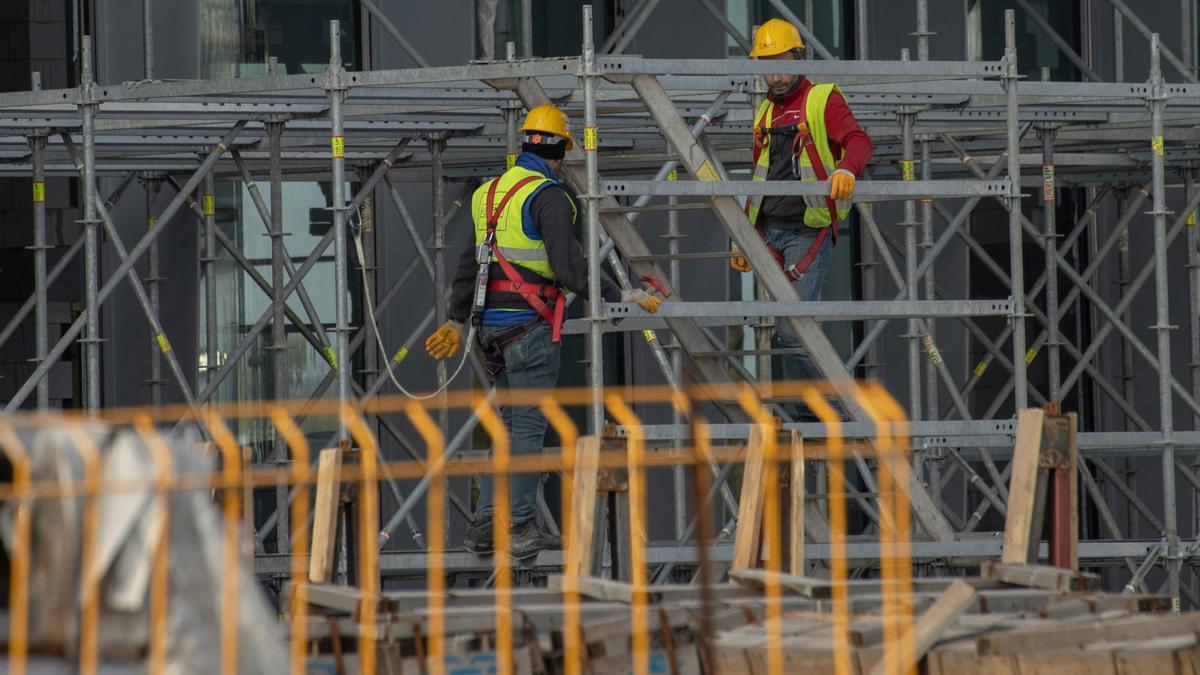 Cortando granito sin mascarillas ni ninguna protección en plena obra pública: «Ese polvo puede causar cáncer»