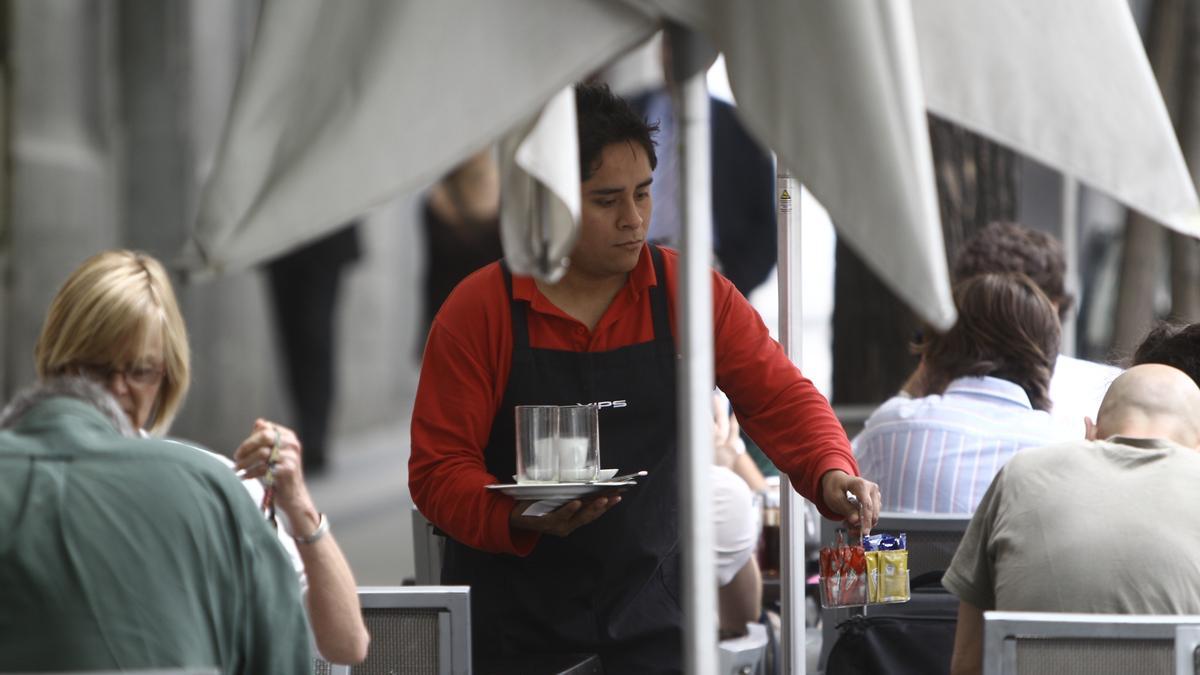 Radiografía del aumento histórico de trabajadores extranjeros en España: «Frente a los bulos, el efecto es positivo»