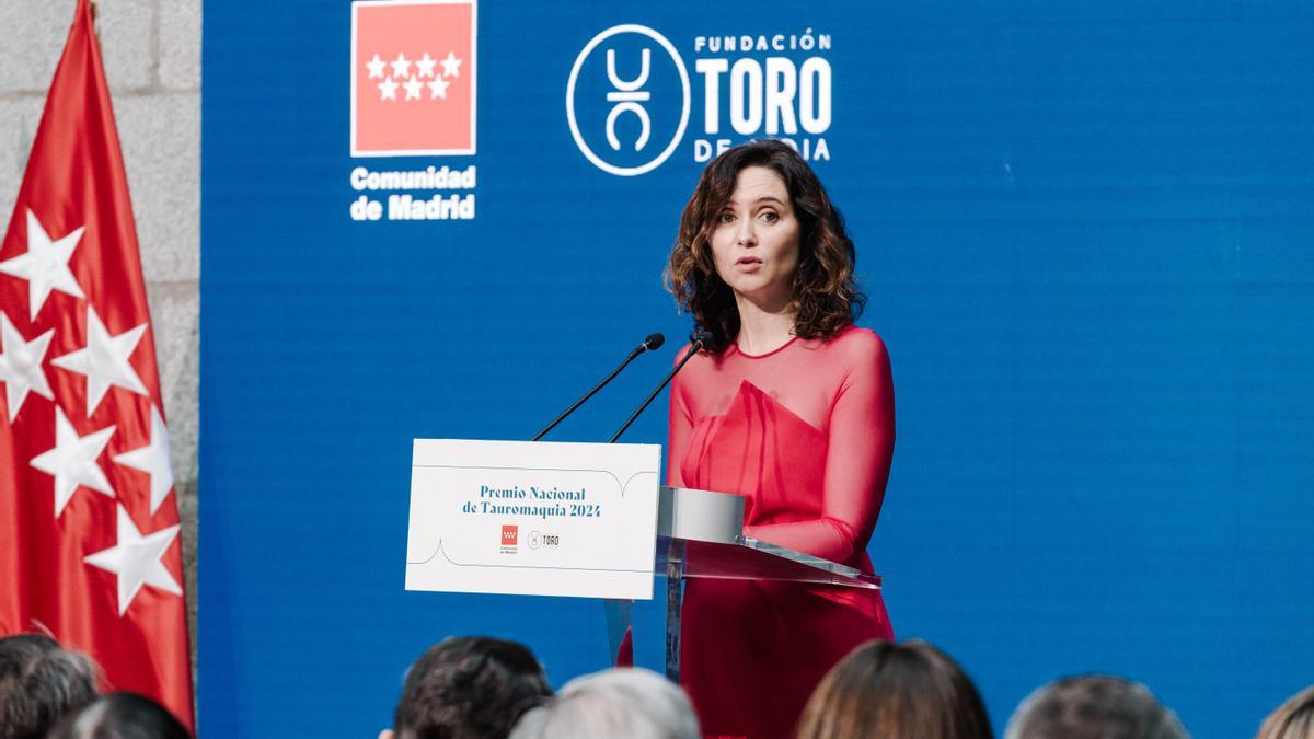 Ayuso utiliza el Premio Nacional de Tauromaquia para cargar contra el Gobierno: «Llevan años persiguiendo a artistas»