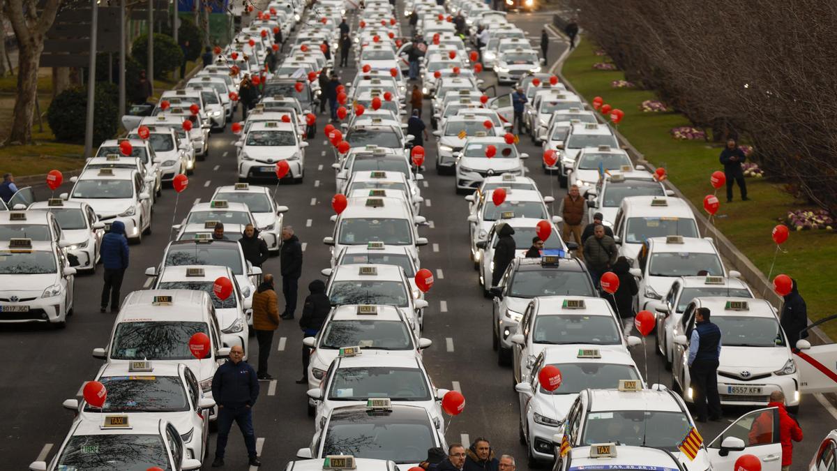 La huelga de taxis paraliza Madrid y Barcelona: por qué protestan, dónde y cuánto duran los paros