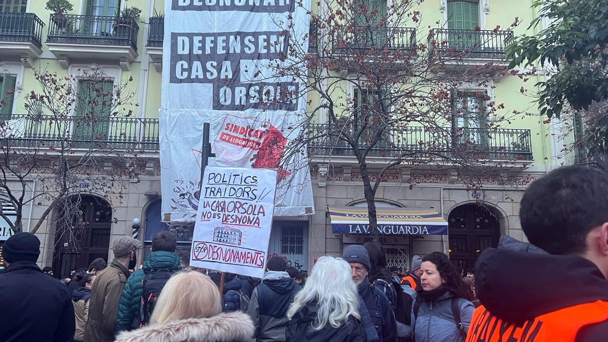 Los vecinos se concentran frente a la Casa Orsola para evitar el desahucio tras pasar la noche acampados