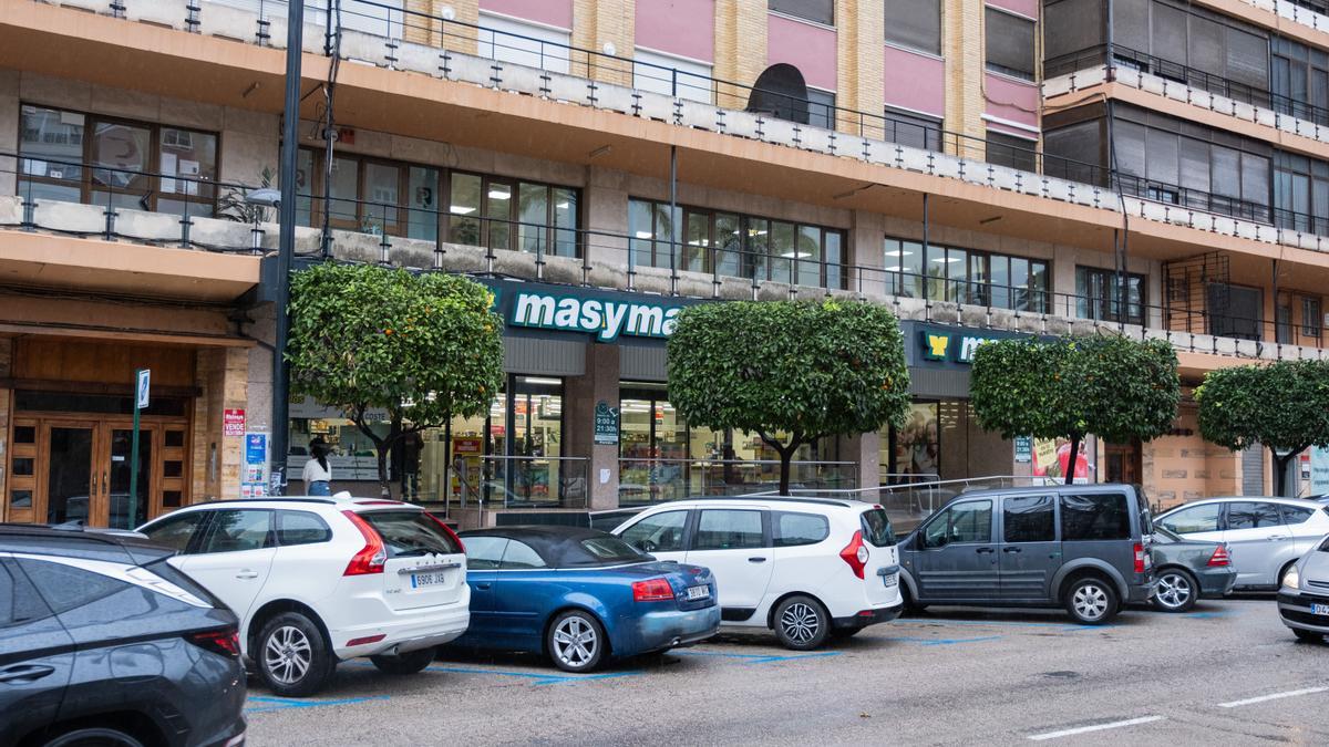 Un local comercial en Alzira comprado en subasta: el negocio redondo de la empresa dueña del ático donde vive Ayuso