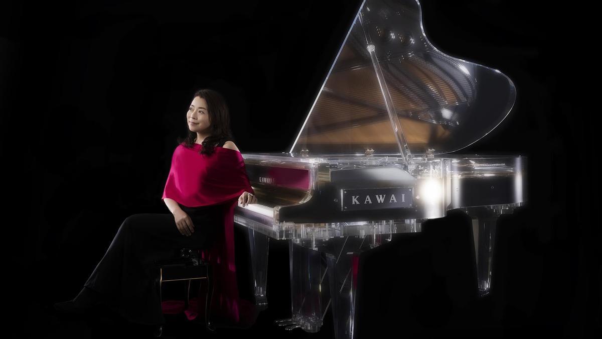 Cuando el señor Kawai tiene que dar permiso para tocar su piano de cristal en la Catedral de Santiago