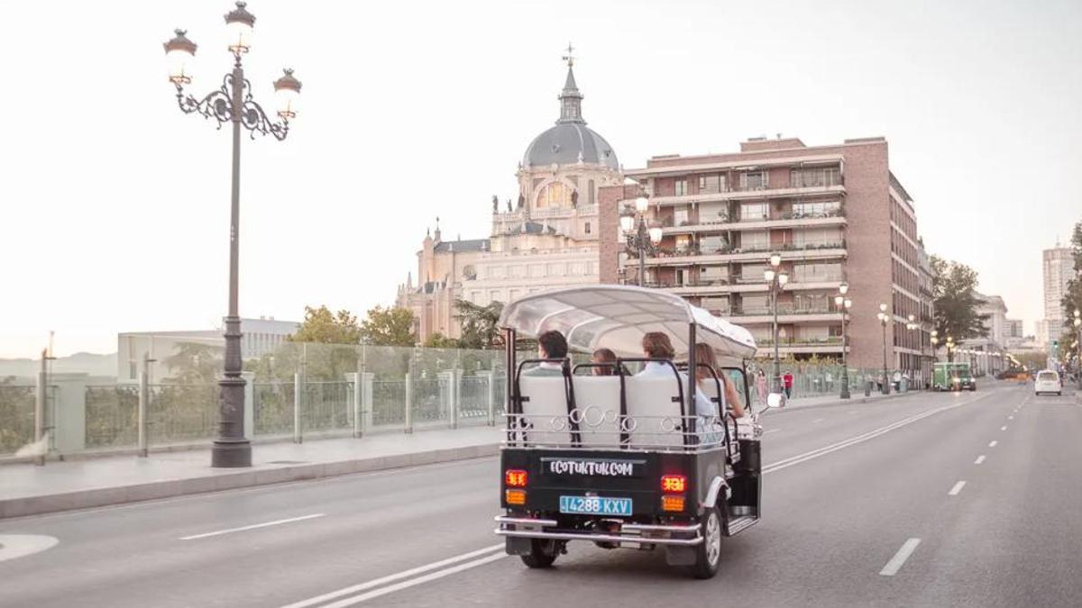 La «ley de la selva» de los tuk tuks: vecinos e incluso operadoras piden a Almeida regularlos y prohibir su uso como taxis