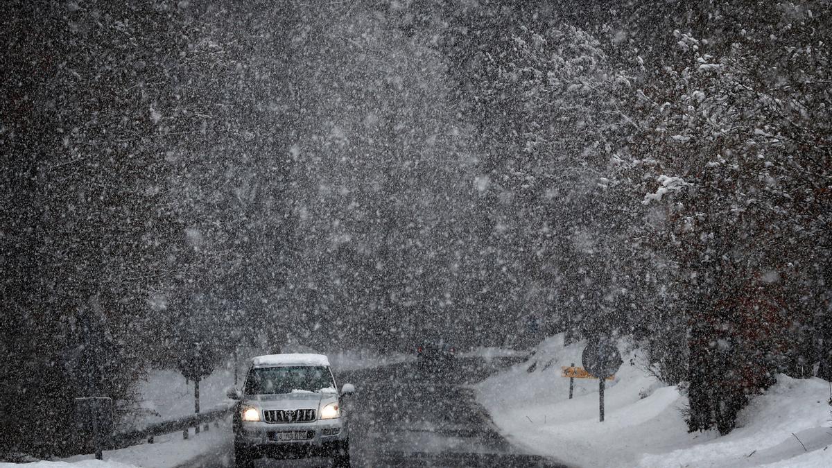 Cara y cruz del tiempo en fin de semana: cierta calma, pero aviso amarillo por nevadas en Pirineos y Meseta