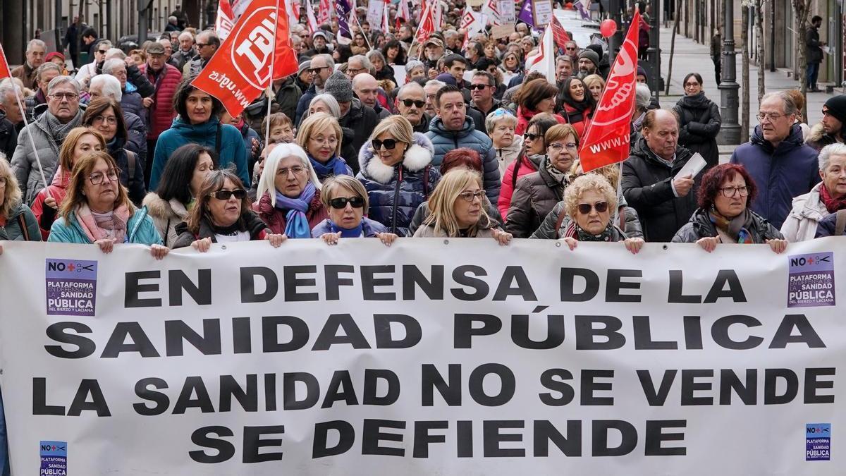 Masiva manifestación en Valladolid por la defensa de la sanidad de Castilla y León: “La enfermedad no espera”